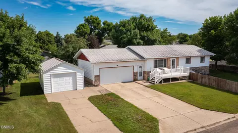 606 Cypress Dr, Beulah, ND 58523 photo 1