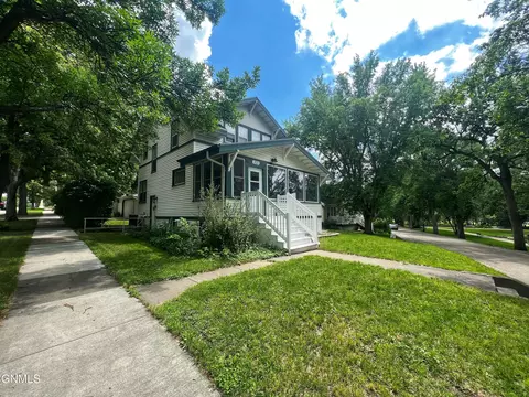 323 Custer Park St, Bismarck, ND 58501 photo 2