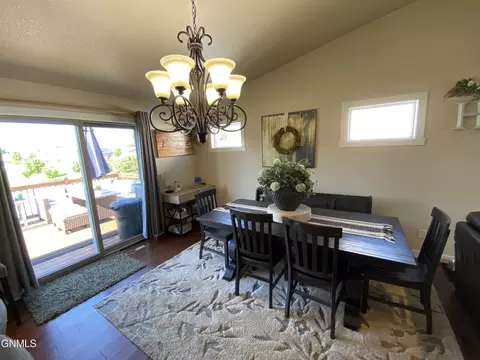 2513 Peach Tree Dr, Bismarck, ND 58504 photo 10