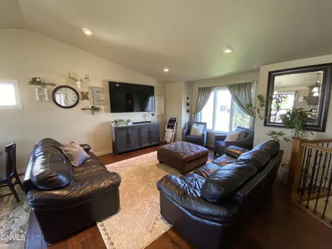 2513 Peach Tree Dr, Bismarck, ND 58504 photo 9