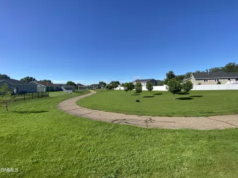 2513 Peach Tree Dr, Bismarck, ND 58504 photo 4