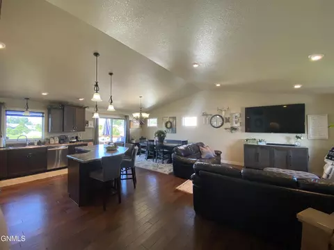2513 Peach Tree Dr, Bismarck, ND 58504 photo 8