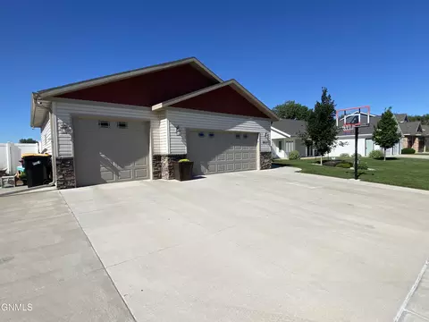 2513 Peach Tree Dr, Bismarck, ND 58504 photo 2