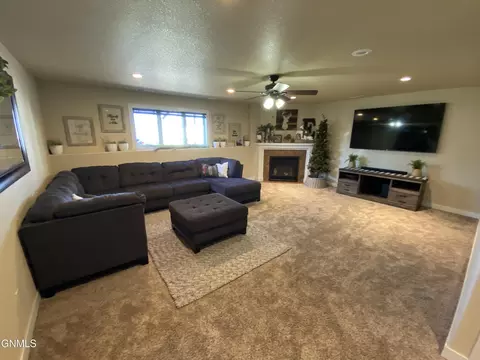 2513 Peach Tree Dr, Bismarck, ND 58504 photo 21