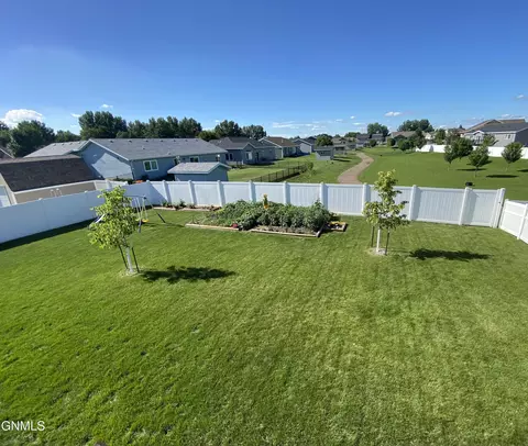 2513 Peach Tree Dr, Bismarck, ND 58504 photo 3