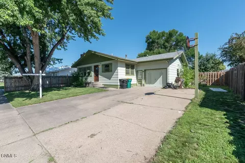 602 Denver Ave, Bismarck, ND 58504 photo 2