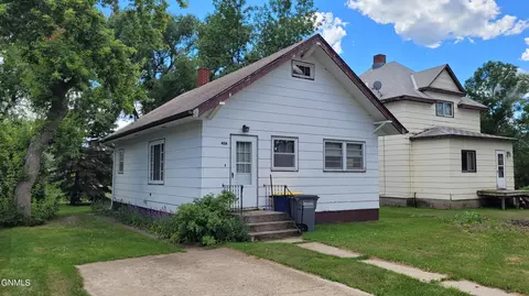 404 1st St N, Ellendale, ND 58436