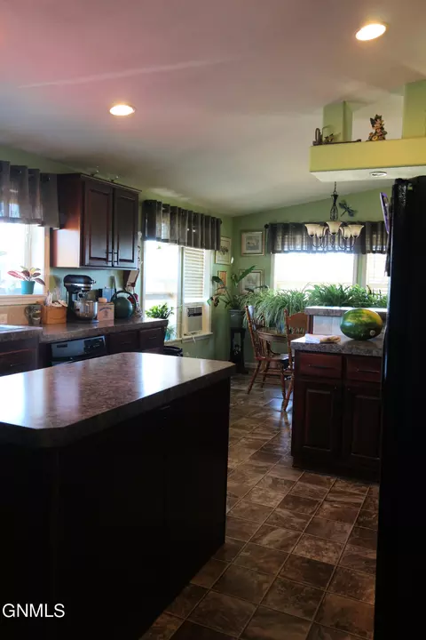 5613 Lukenbill Ave, Williston, ND 58801 photo 22