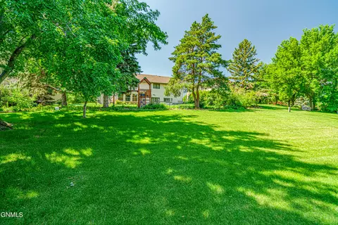 409 Brandon Dr, Bismarck, ND 58503 photo 2