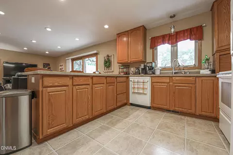 1122 Morningside St, Bismarck, ND 58501 photo 7