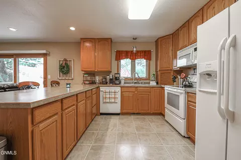 1122 Morningside St, Bismarck, ND 58501 photo 5