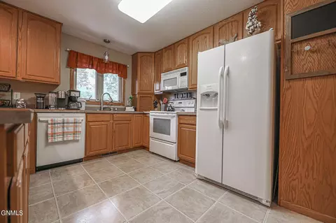 1122 Morningside St, Bismarck, ND 58501 photo 6