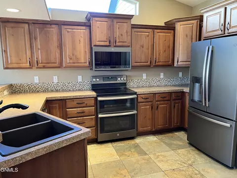 1555 Creekside Dr, Williston, ND 58801 photo 12