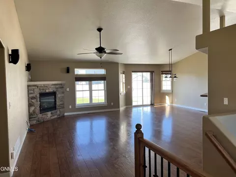1555 Creekside Dr, Williston, ND 58801 photo 9