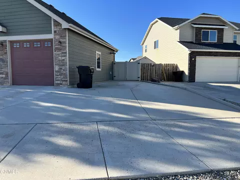 1555 Creekside Dr, Williston, ND 58801 photo 2