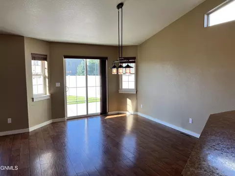 1555 Creekside Dr, Williston, ND 58801 photo 10