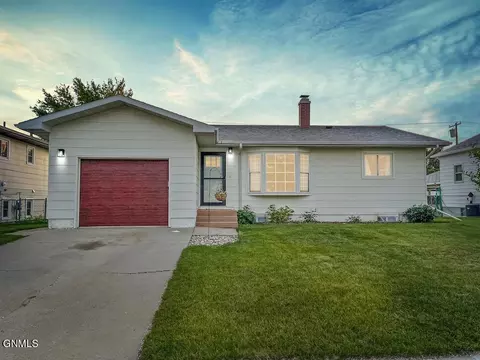2219 6th Ave E, Williston, ND 58801 photo 1