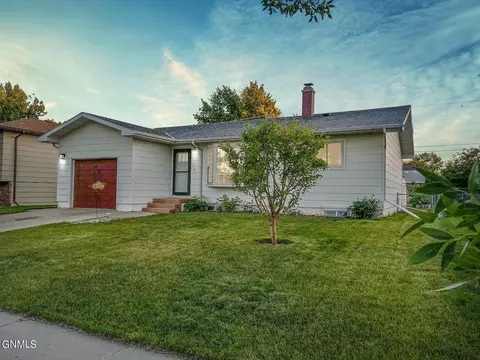 2219 6th Ave E, Williston, ND 58801 photo 2