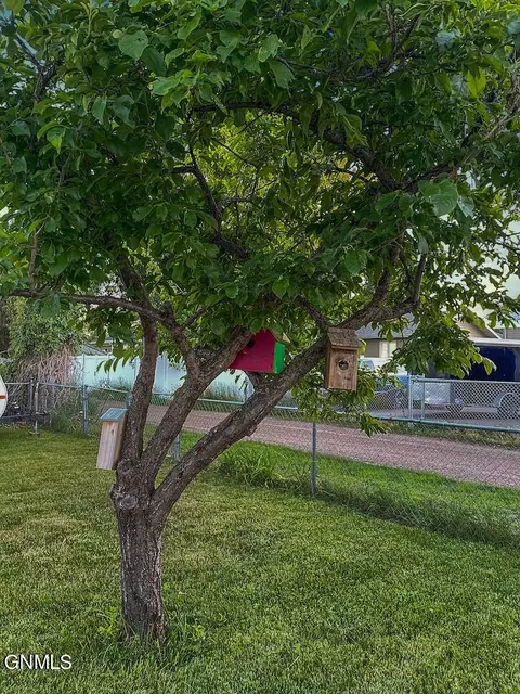 2219 6th Ave E, Williston, ND 58801 photo 7