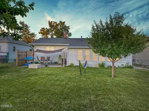 2219 6th Ave E, Williston, ND 58801 photo 3