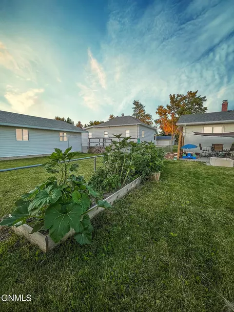 2219 6th Ave E, Williston, ND 58801 photo 8