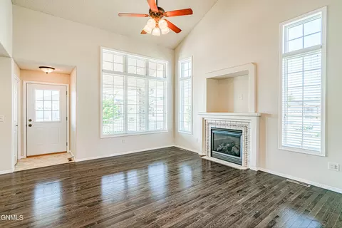 3431 Thunderbird Ln, Bismarck, ND 58503 photo 2