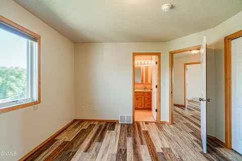 3431 Thunderbird Ln, Bismarck, ND 58503 photo 51
