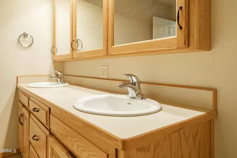 3431 Thunderbird Ln, Bismarck, ND 58503 photo 47