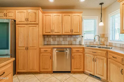 3431 Thunderbird Ln, Bismarck, ND 58503 photo 17