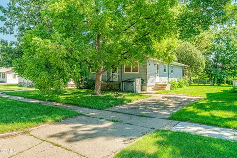 717 16th St S, Bismarck, ND 58504 photo 2