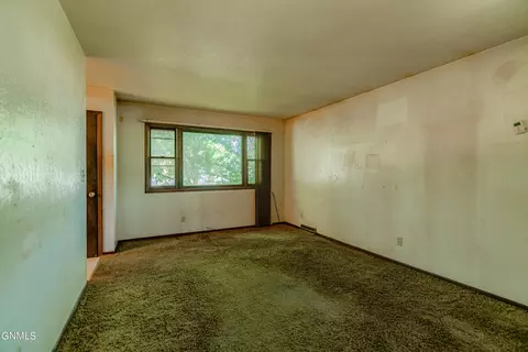 717 16th St S, Bismarck, ND 58504 photo 4