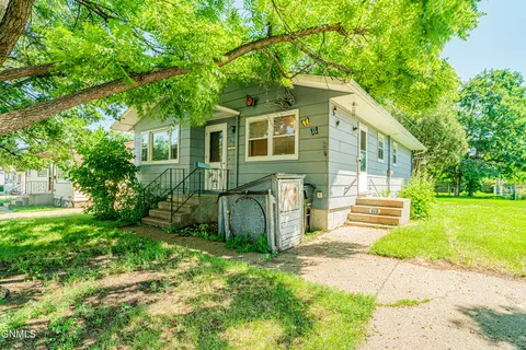 717 16th St S, Bismarck, ND 58504 photo 1