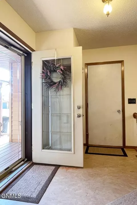 2215 N Main Ct, Williston, ND 58801 photo 7