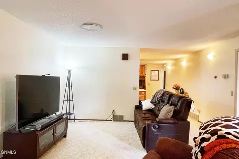 2215 N Main Ct, Williston, ND 58801 photo 9
