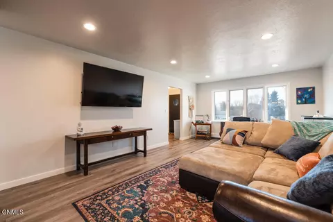 604 Turnpike Ave E, Bismarck, ND 58501 photo 3