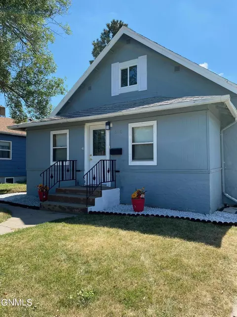 616 3rd St SE, Jamestown, ND 58401 photo 1