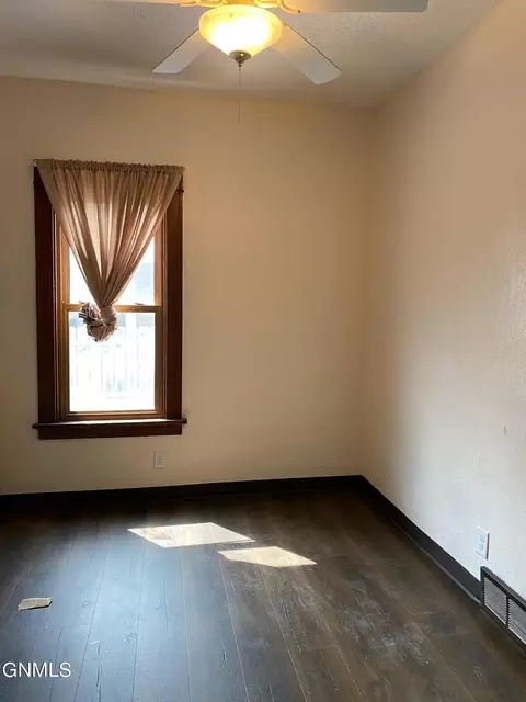 616 3rd St SE, Jamestown, ND 58401 photo 9