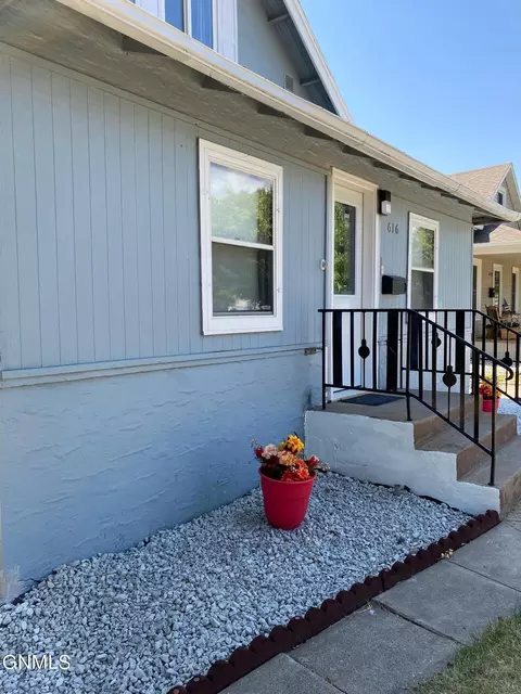 616 3rd St SE, Jamestown, ND 58401 photo 2