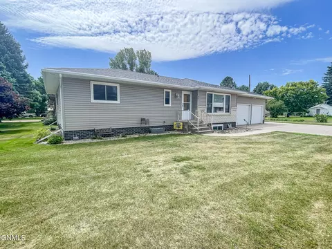 401 3rd St SW, Steele, ND 58482 photo 1