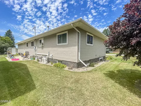 401 3rd St SW, Steele, ND 58482 photo 5