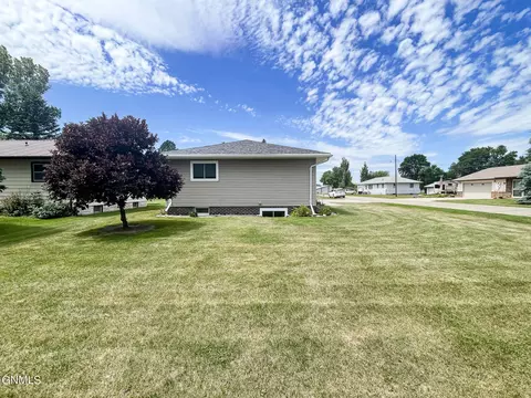 401 3rd St SW, Steele, ND 58482 photo 4