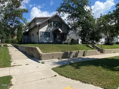 822 1st Ave E, Williston, ND 58801 photo 2