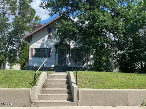 822 1st Ave E, Williston, ND 58801 photo 1