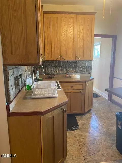 822 1st Ave E, Williston, ND 58801 photo 16