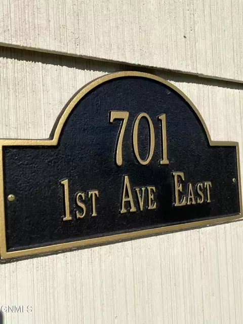 701 1st Ave E, Williston, ND 58801 photo 4
