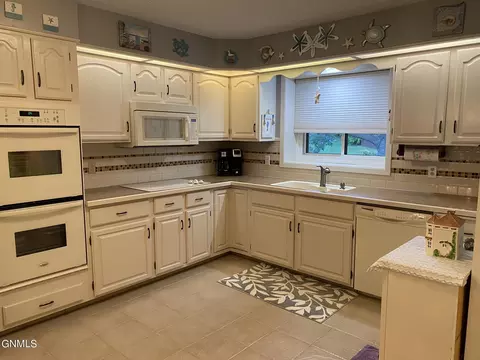 433 Brandon Dr, Bismarck, ND 58503 photo 2
