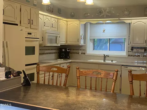 433 Brandon Dr, Bismarck, ND 58503 photo 3