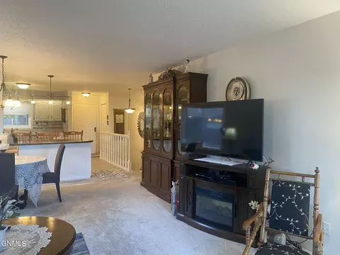 433 Brandon Dr, Bismarck, ND 58503 photo 17