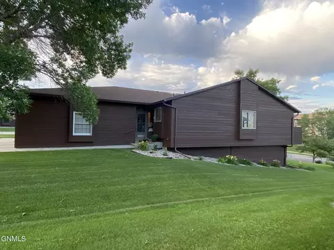 433 Brandon Dr, Bismarck, ND 58503 photo 8