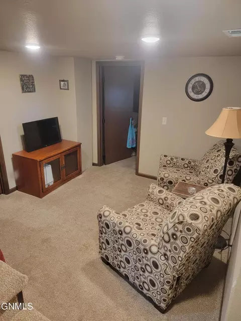 401 3 Ave NE, Mandan, ND 58554 photo 18